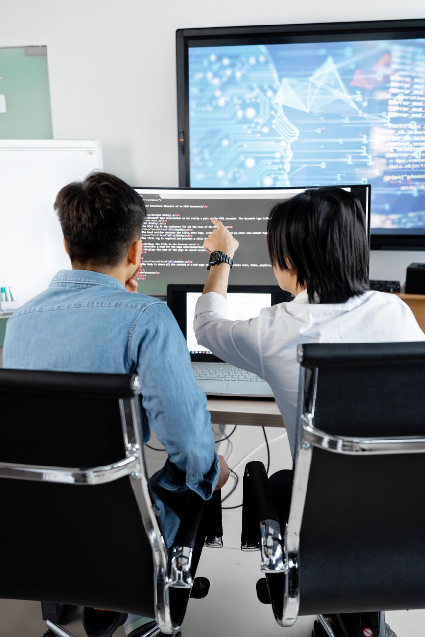 Educational expert helping students with artificial intelligence workflows